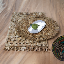 Load image into Gallery viewer, TROPICAL PANDAN FRINGED PLACEMAT - ROUND